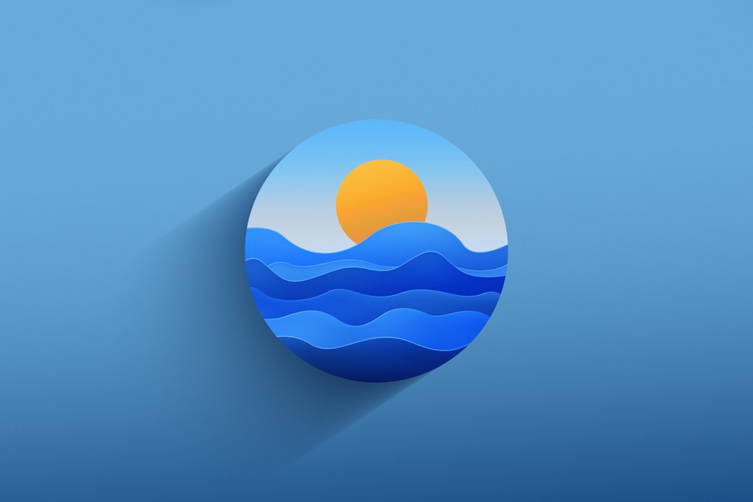 Eine kreisförmige Grafik einer gelben Sonne, die über blauen Wellen unter- oder aufgeht, mit einem hellblauen Himmel, alles vor einem einfarbig blauen Hintergrund.